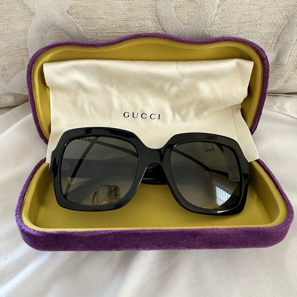 Ladies Gucci Sunglasses.- Authentic